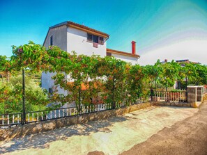 Property grounds - Apartment 157/336 (Istria - Stinjan), 700m from the beach (Stinjan)