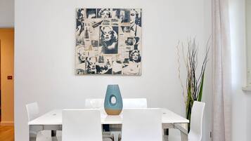 Appartement, 2 chambres | Restauration dans la chambre