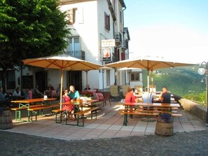 Phục vụ bữa sáng, bữa trưa, bữa tối, đặc sản địa phương