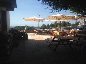 Phục vụ bữa sáng, bữa trưa, bữa tối, đặc sản địa phương