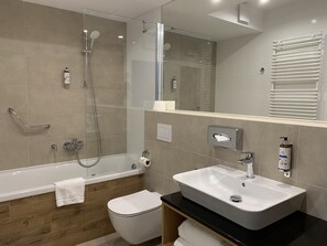 ห้องซูพีเรียทวิน | ห้องน้ำ | ของใช้ในห้องน้ำระดับพรีเมียม, ไดร์เป่าผม, เ สื้อคลุมอาบน้ำ