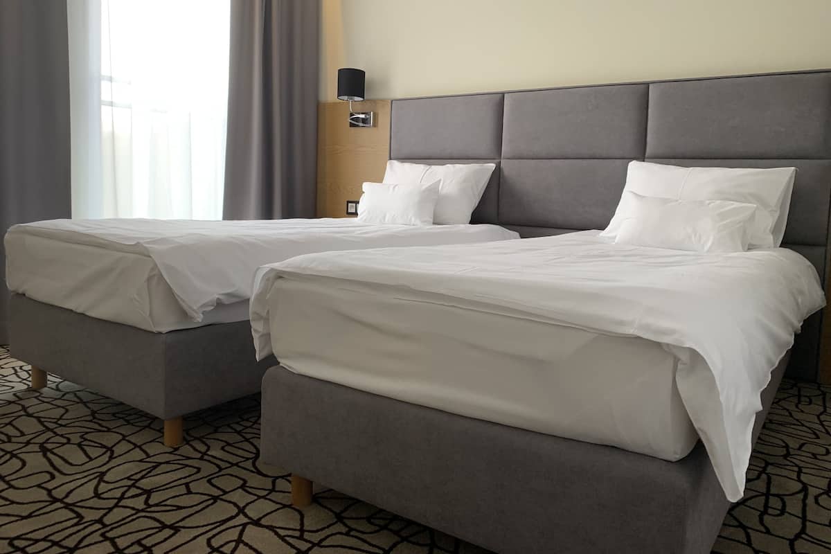 Superior Twin Room | Bar mini, peti besi dalam bilik, meja, kalis bunyi