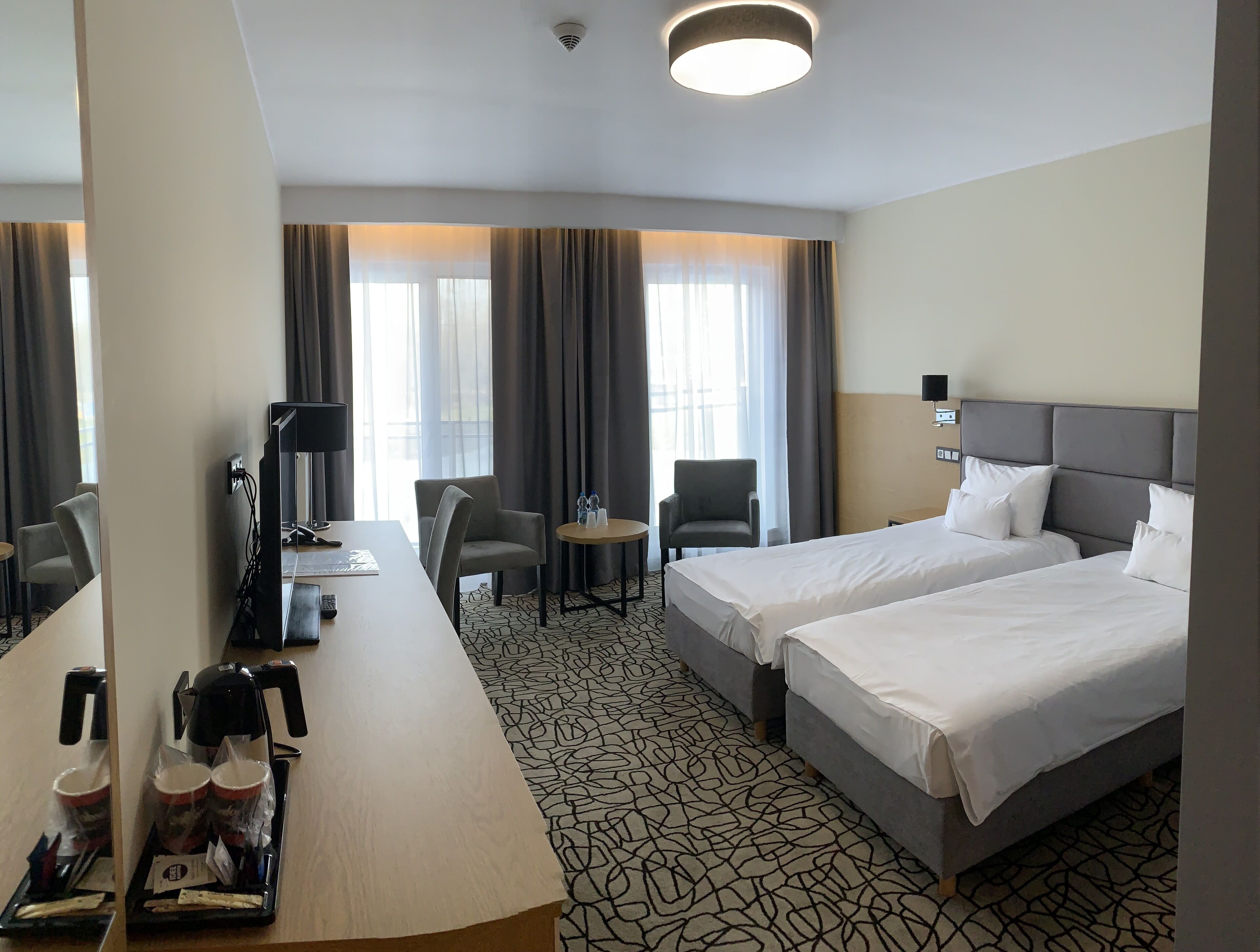 standard twin room | living area | smart tv