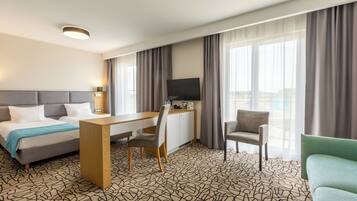 Standard Double Room | Bar mini, peti besi dalam bilik, meja, kalis bunyi