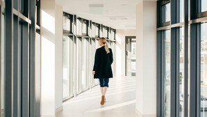 En modern inredning med en glasgång och stora fönster.