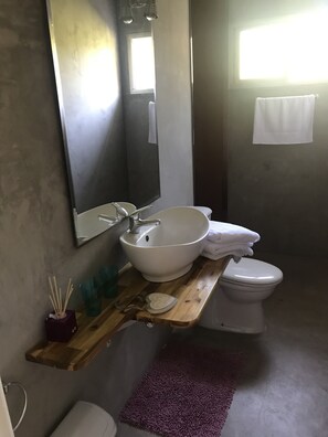 Douche, sèche-cheveux, bidet