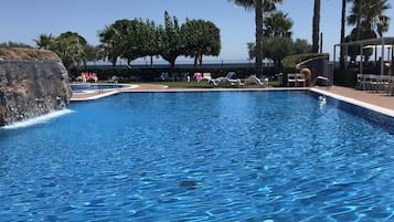 Een binnenzwembad en een buitenzwembad