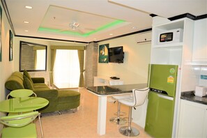 Apartment | Living room | 30-inch TV with digital channels, ping pong - Sleek 1 bed Condo Jomtien (Pattaya)