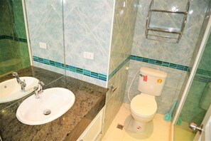 Apartment | Bathroom | Shower, towels - Sleek 1 bed Condo Jomtien (Pattaya)