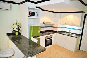 Apartment | Private kitchen | Fridge, microwave, oven, stovetop - Sleek 1 bed Condo Jomtien (Pattaya)