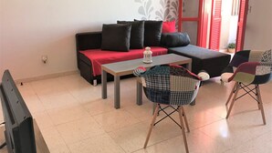 Basic-Apartment, 2 Schlafzimmer, Nichtraucher, Hügelblick | Wohnzimmer