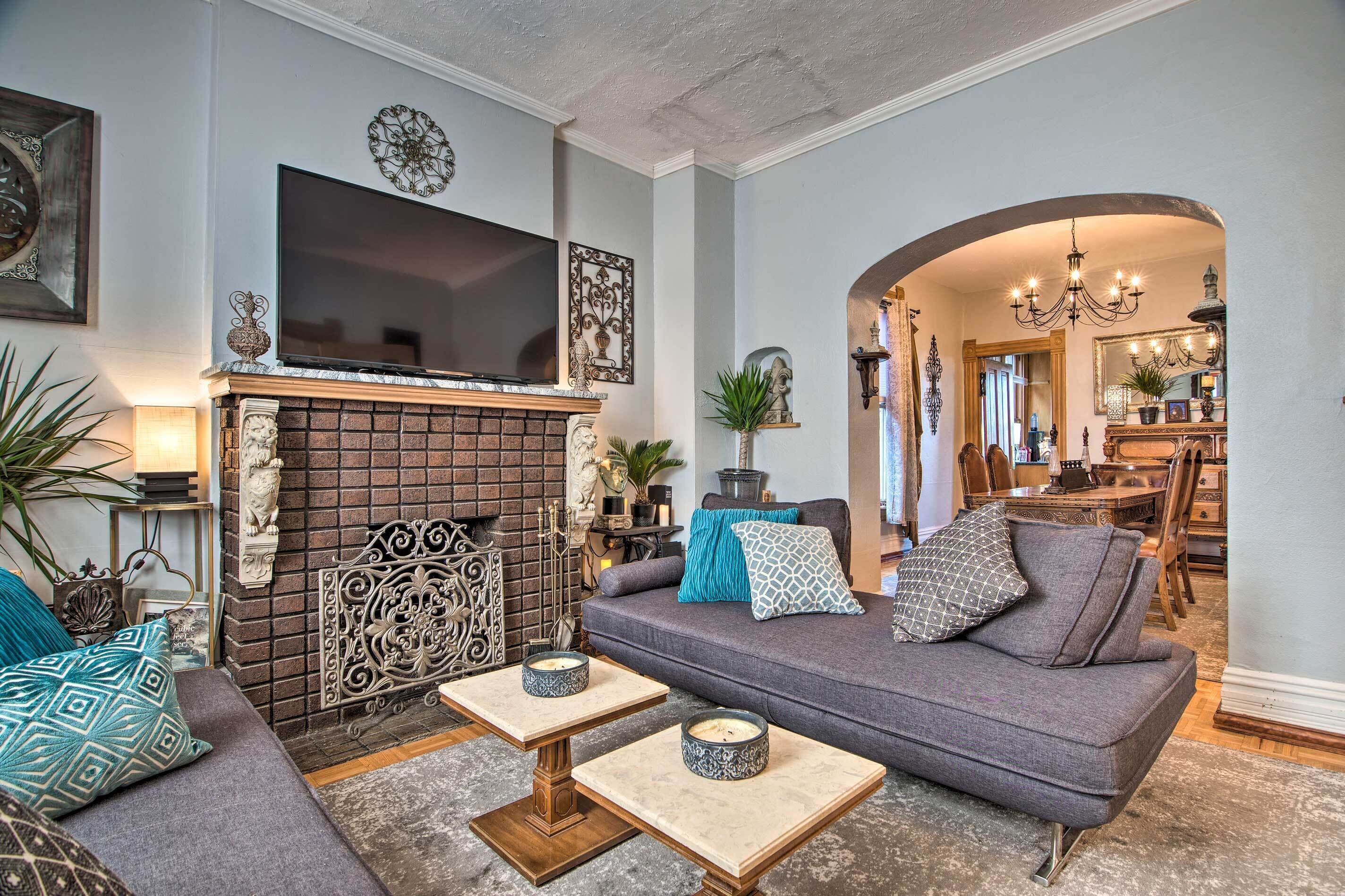 Una televisión, una chimenea