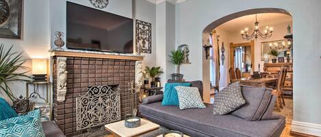 Una televisión, una chimenea