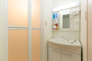 Bathroom shower - Guesthouse Daikokucho Ekimae (Osaka)