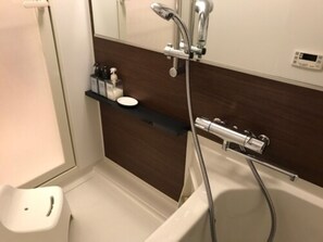 Separate tub and shower, free toiletries, hair dryer, slippers - Local Hakata Apartment (Fukuoka)