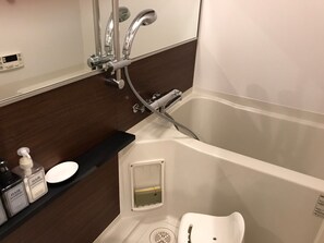 Separat badekar og bruser, gratis toiletartikler, hårtørrer, hjemmesko