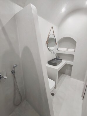 Shower, free toiletries, hair dryer, towels - Fira Cave Suites (Santorini)
