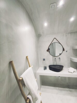 Bathroom - Fira Cave Suites (Santorini)