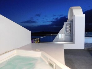 Senior Suite with Outdoor Hot Tub & Caldera View | Terrasse/patio