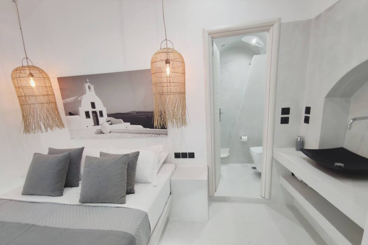 Senior Suite with Outdoor Hot Tub & Caldera View | 客房内保险箱、遮光窗帘、免费 WiFi、床单