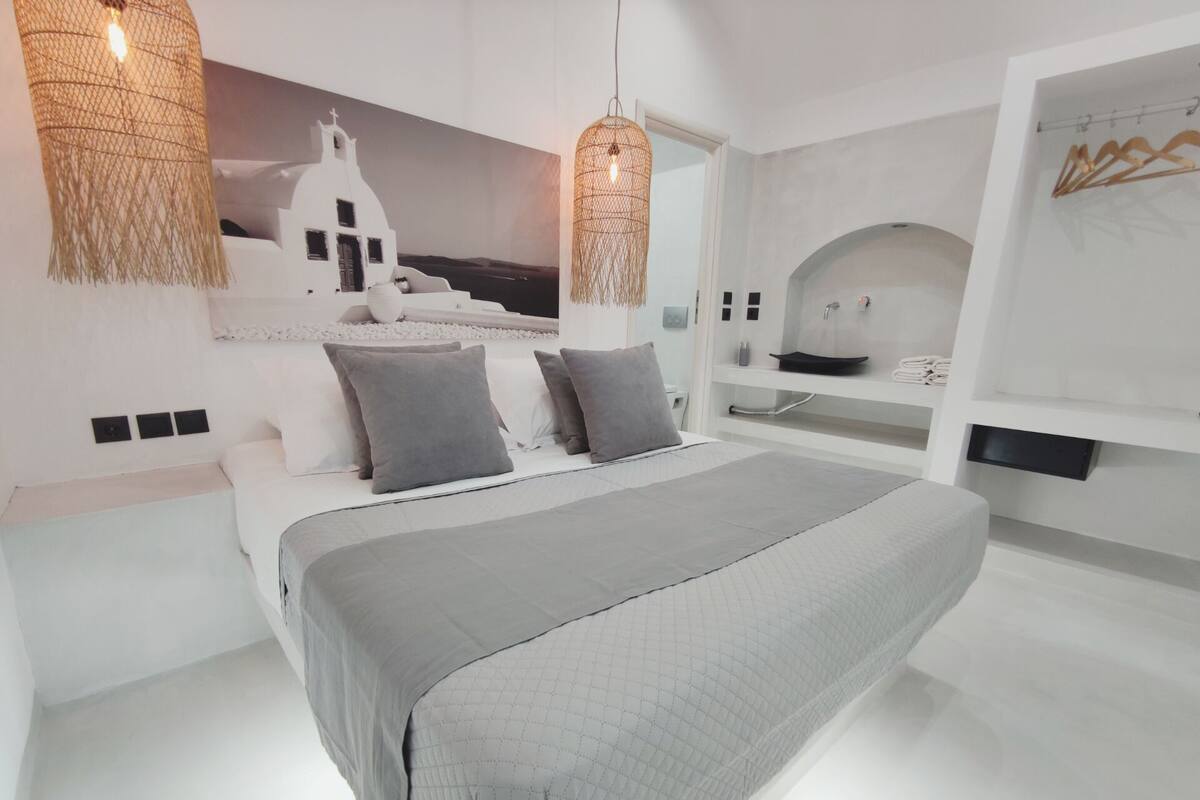 Junior Suite with Outdoor Hot Tub & Caldera View |   客房内保险箱、遮光窗帘、免费 WiFi、床单
