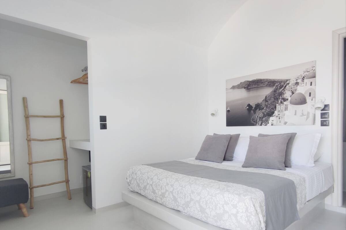 Family Suite with Outdoor Hot Tub & Caldera View | 客房内保险箱、遮光窗帘、免费 WiFi、床单