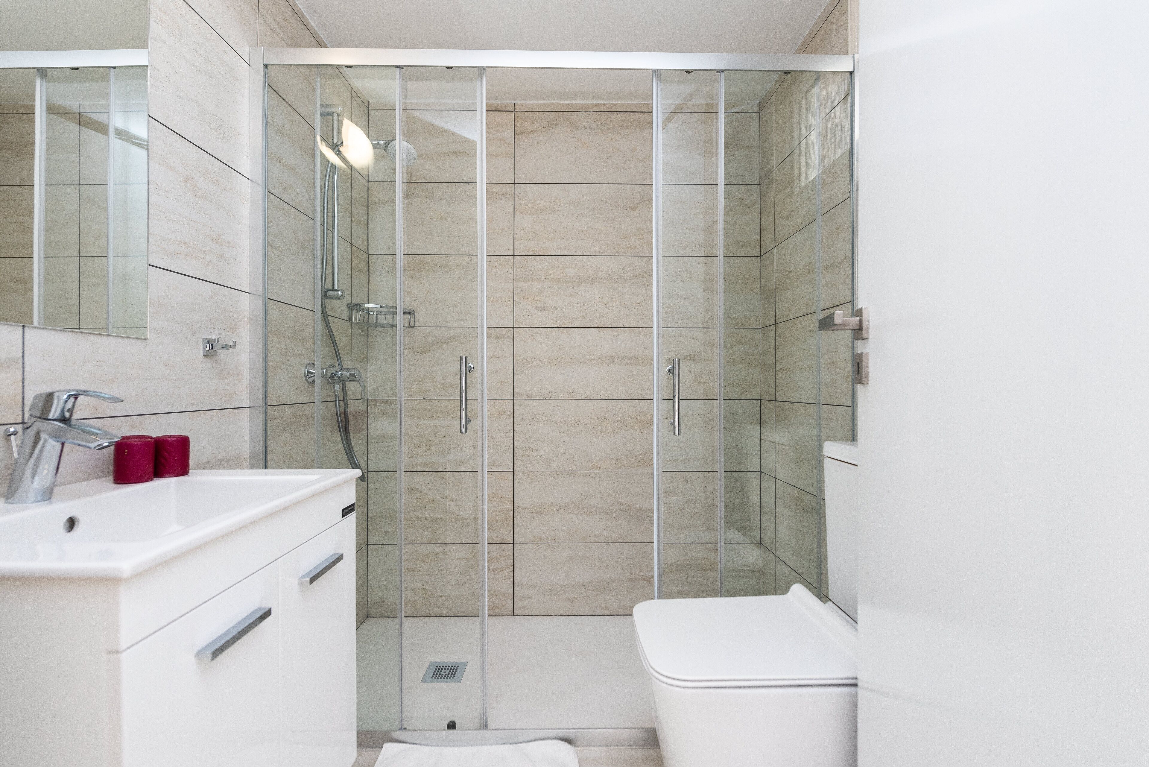 Familien-Stadtwohnung, 2 Schlafzimmer, Nichtraucher, Blick auf die Anlage | Badezimmer | Dusche, Haartrockner, Handtücher