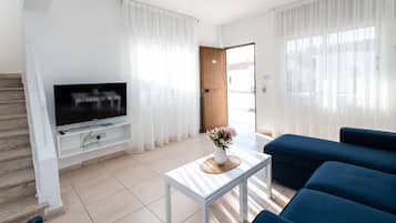 Family Townhome, 2 Bedrooms, Non Smoking, Resort View | Living area | 42-inch Smart TV with satellite channels, TV