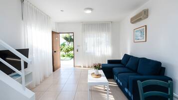 Townhouse – familie, 2 soverom, ikke-røyk, resort-utsikt | Oppholdsområde | En 42-tommers smart-TV med Parabol-TV samt TV