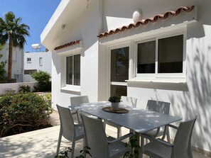 Outdoor dining - Fig Tree Z Holiday Villas (Paralimni)