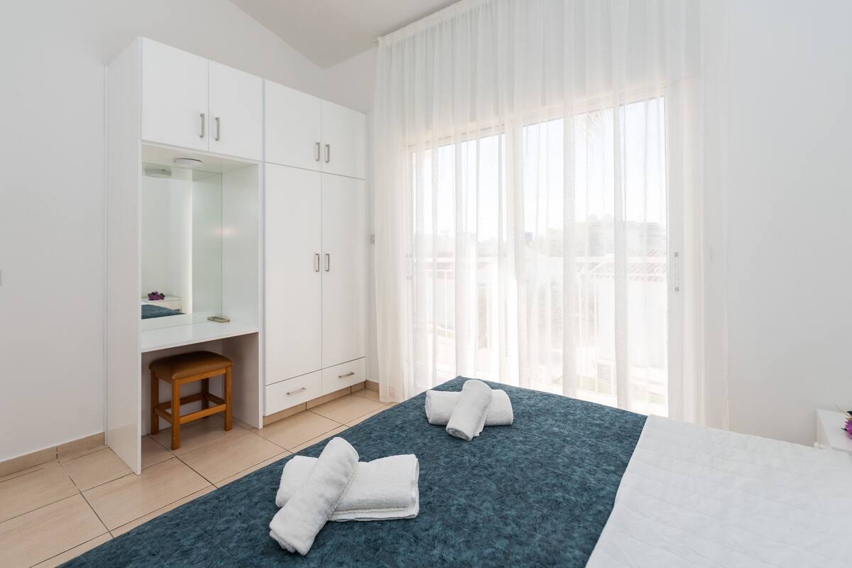 Family Townhome, 2 Bedrooms, Non Smoking, Resort View | Peti besi dalam bilik, langsir/tirai gelap terus, kalis bunyi 