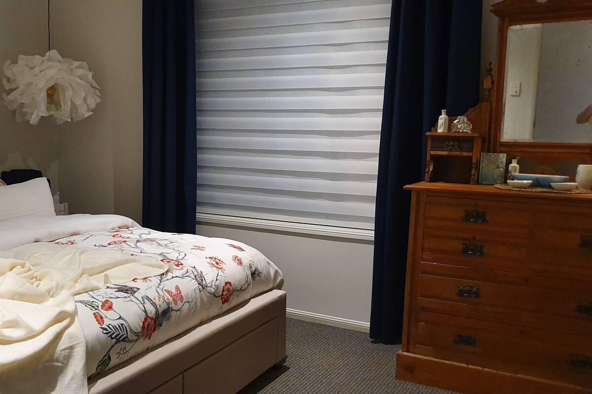 Casa de campo exclusiva, 3 habitaciones, baño privado, vistas al jardín | Tabla de planchar con plancha, wifi gratis, ropa de cama