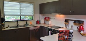 Microwave, espresso maker, coffee/tea maker, electric kettle