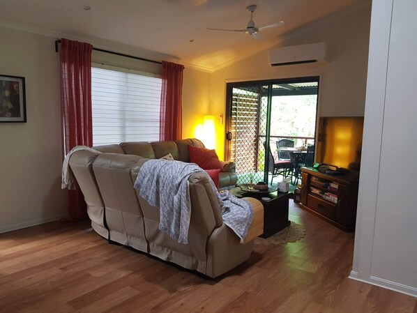 Smart TV, DVD player