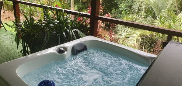 Exclusive Cottage, 3 Bedrooms, Private Bathroom, Garden View | Private spa tub