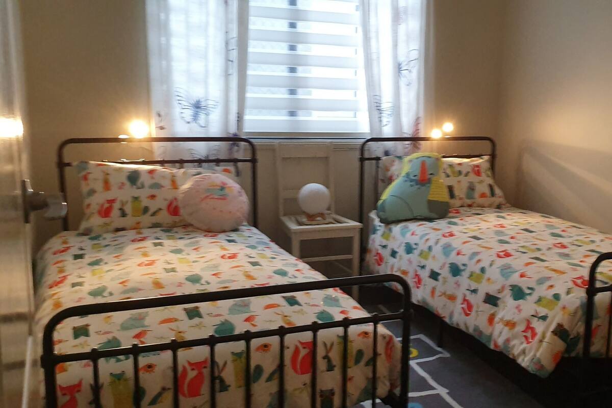 Tabla de planchar con plancha, wifi gratis, ropa de cama