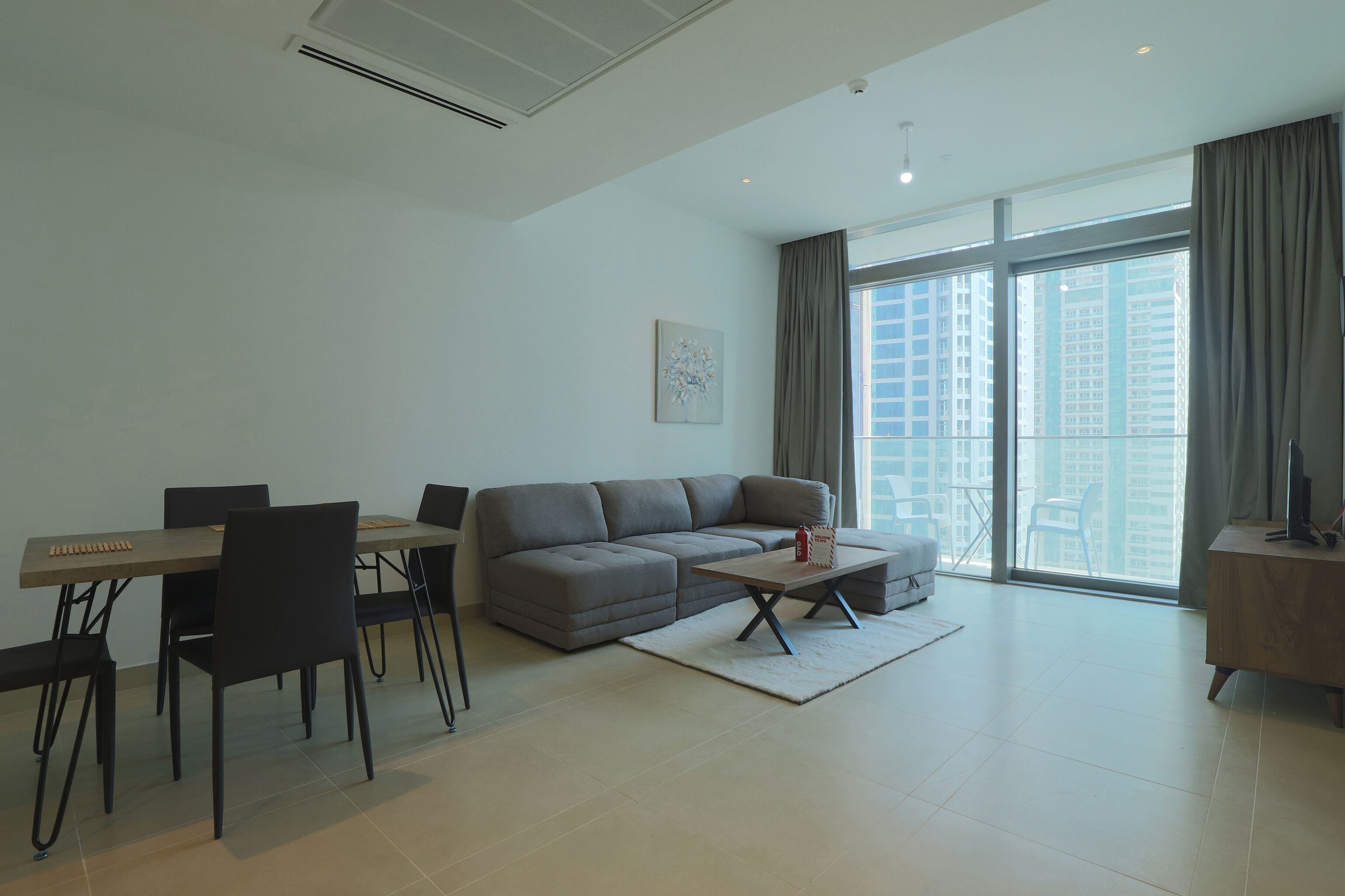 تلفزيون بشاشة مسطحة