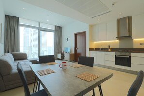 Flat-screen TV - OYO Home 258 1BHK Marina Gate 2 (Dubai)