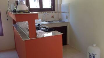 Kühlschrank, Herdplatte, Wasserkocher mit Kaffee-/Teezubehör, Mixer