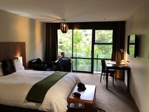 1 室のベッドルーム、客室ごとに異なるインテリア、ノートパソコン用作業スペース、防音設備