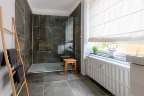 Grand-Haus | Dusche im Bad
