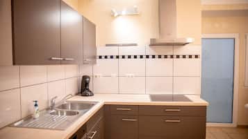 Rumah Grand | Dapur pribadi | Lemari es besar, microwave, oven, dan kompor
