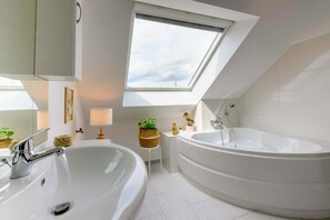Grand House | Bathroom | Deep soaking tub, hydromassage showerhead, designer toiletries - Zythogite 27 personnes 10 chambres (Tintigny)