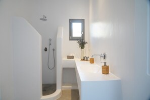 Douche, sèche-cheveux, serviettes fournies, shampoing