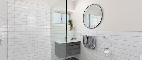 Een douche, een haardroger, handdoeken