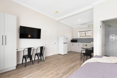 Apartment 2 - Luxury Apartment & Rooms - Free Wifi - Close To Beach