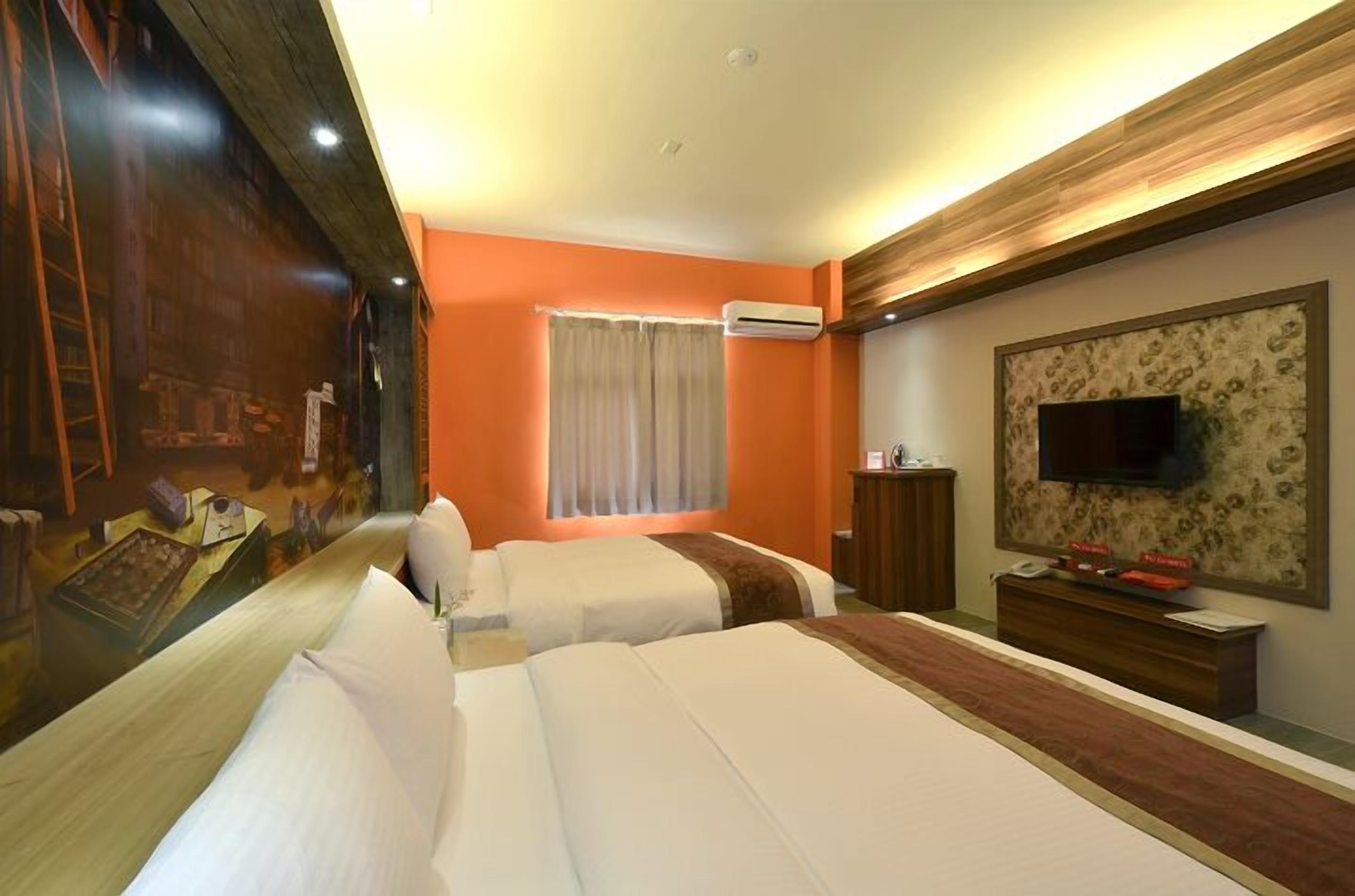 quadruple room (no parking) | blackout curtains, iron/ironing board, bed sheets