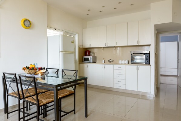 Appartamento familiare | Cucina privata | Frigorifero con congelatore, microonde, forno, piano cottura