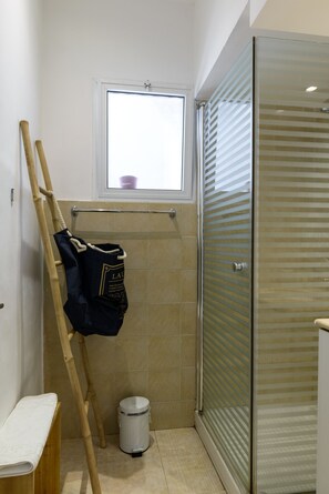 Familienapartment | Badezimmer | Dusche, Regendusche, kostenlose Toilettenartikel, Haartrockner
