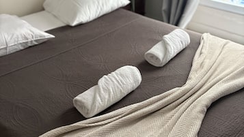 Decoración personalizada, muebles diferentes y cortinas blackout